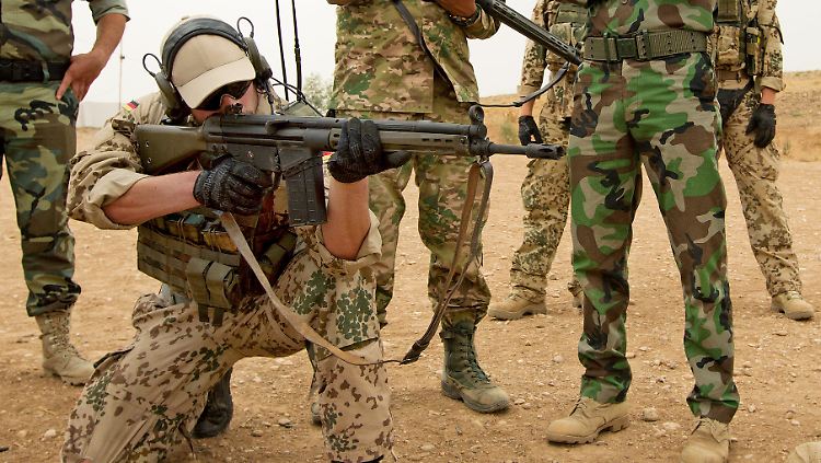 Im Irak werden die kurdischen Kämpfer auch im Gebrauch der Waffen geschult.