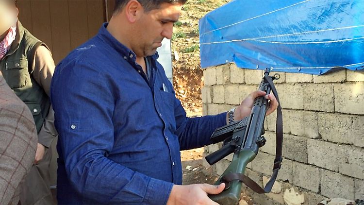 Ein Reporter der ARD entdeckt auf einem Markt bei Erbil ein G3-Gewehr aus Bundeswehrbeständen.