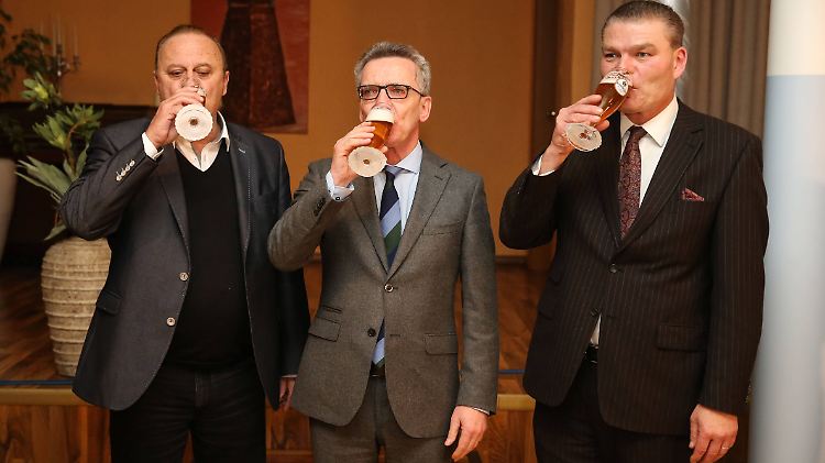 Die Innenminister Klaus Bouillon, Thomas de Maizière und Holger Stahlknecht beim Bier am Abend.