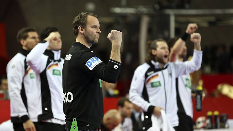 Bundestrainer Dagur Sigurdsson fordert von seinen Spielern volle Konzentration im Spiel gegen Russland.