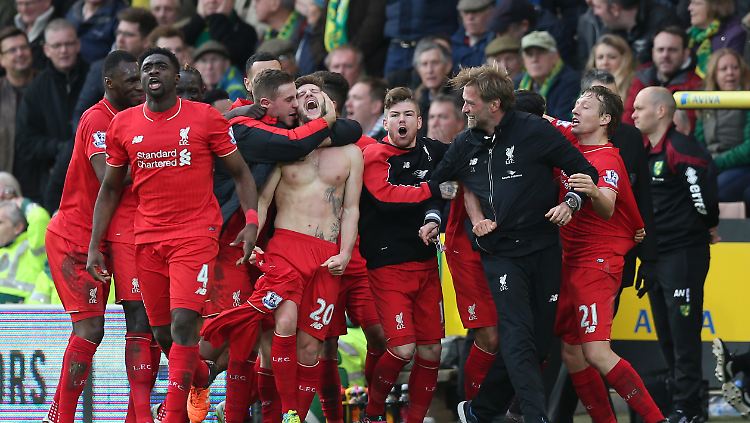 Helden wir ihr: Jürgen Klopp feiert nach dem spektakulärem Sieg in Norwich mit seinen Liverpoolern. Seine Brille ist im Freudentaumel zu Bruch gegangen.