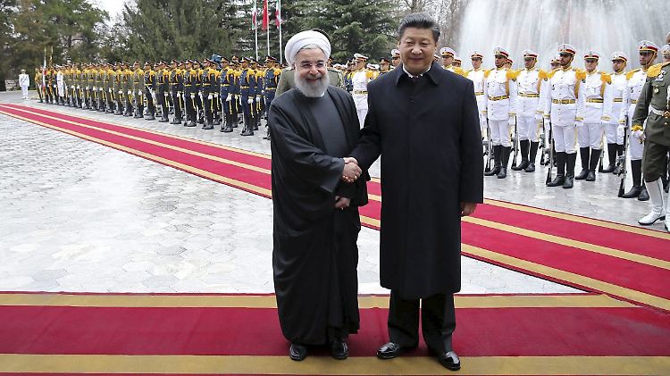 Irans Präsident Hassan Ruhani und der chinesische Präsident Xi Jingping besiegeln eine stärkere Zusammenarbeit.