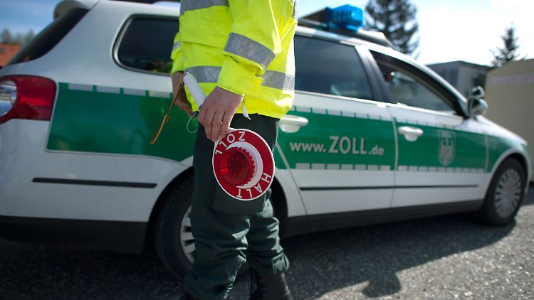 Ein Paket aus China soll den Zoll zu dem Waffenlager geführt haben.