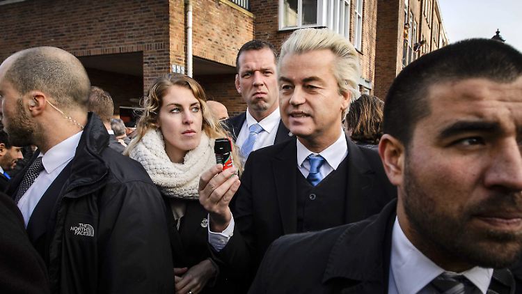 Während der Kundgebung protestierten Dutzend Frauen gegen Wilders radikale Rhetorik