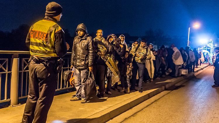 Flüchtlinge an der deutsch-österreichischen Grenze zwischen Simbach am Inn und Braunau: Bis zu 200 werden täglich zurückgeschickt.