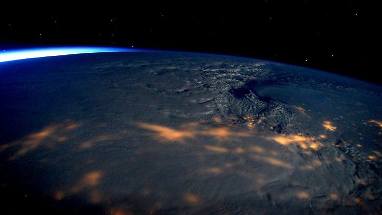 Der ISS-Astronaut Scott Kelly beobachtet den Sturm aus dem All - und funkt dieses Bild von "Snowzilla" zu Erde.