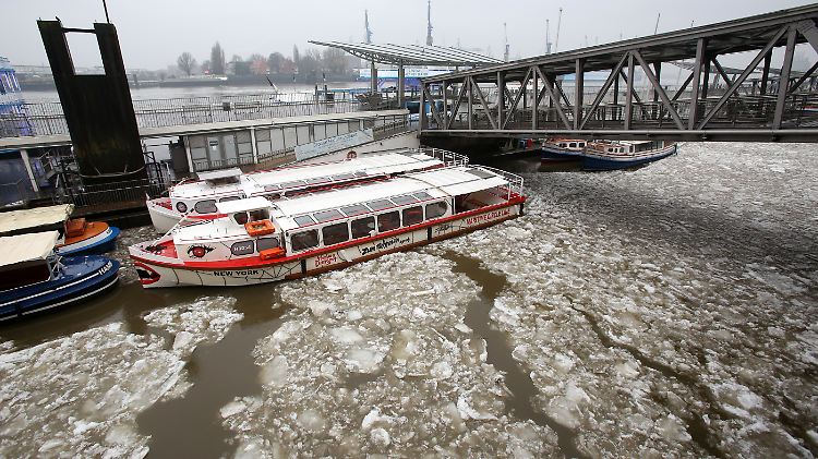 Das Wasser an den Landungsbrücken ist so kalt, dass sich Eisschollen gebildet haben. Die Überlebenschancen des Verschwundenen sind gering.