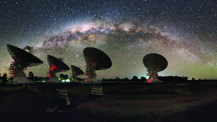 Die Teleskopspiegel der Australischen Forschungsorganisation CSIRO unter der Milchstraße.