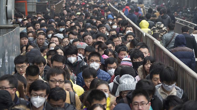 Geduldsprobe: Pendler warten im Berufsverkehr an einer U-Bahn-Station in Peking.