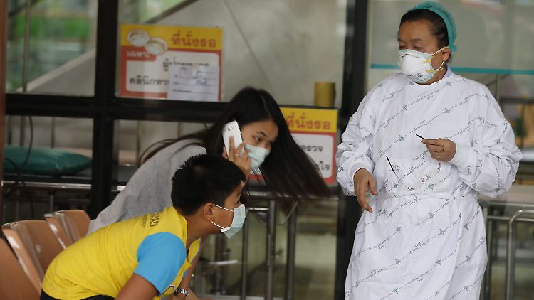 Krankenschwester und Besucher im Bamrasnaradura Infectious Disease Institute tragen Schutzmasken.