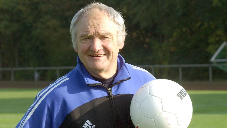 Seine Karriere begann vor 51 Jahren. Jetzt ist er zurück auf dem Fußballplatz.