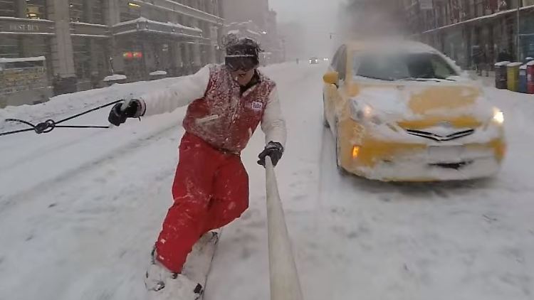 Gezogen von einem PS-starken Truck machte Casey Neistat und seine Freunde auf Snowboards und Skier den Big Apple unsicher.