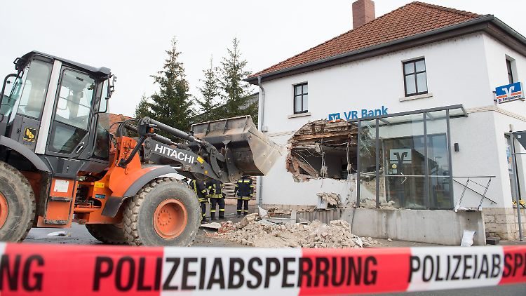 Eine Bankfiliale im thüringischen Mellingen, wo Räuber im Januar mit einem Radlader die Mauer durchbrochen hatten.