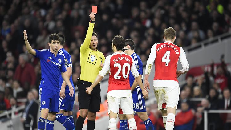 Nach 18 Minuten war für Per Mertesacker in Arsenals Spiel gegen Chelsea vorzeitig Schluss. In Unterzahl verloren mit "Gunners" das Londoner Derby.