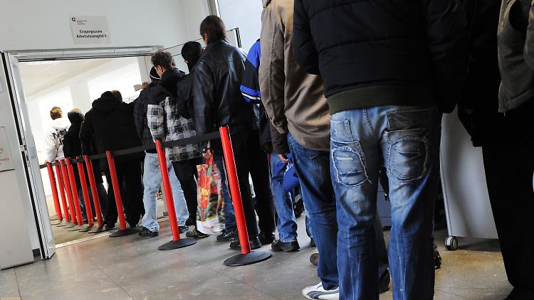 Zur Zeit bekommt ein alleinstehender Hartz-IV-Empfänger bis zu 409 Euro im Monat überwiesen.