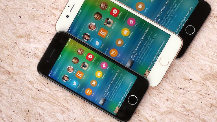 Martin Hajek hat sich das neue kleine iPhone zwar wie ein geschrumpftes 6er vorgestellt, aber die Draufsicht passt ziemlich gut.