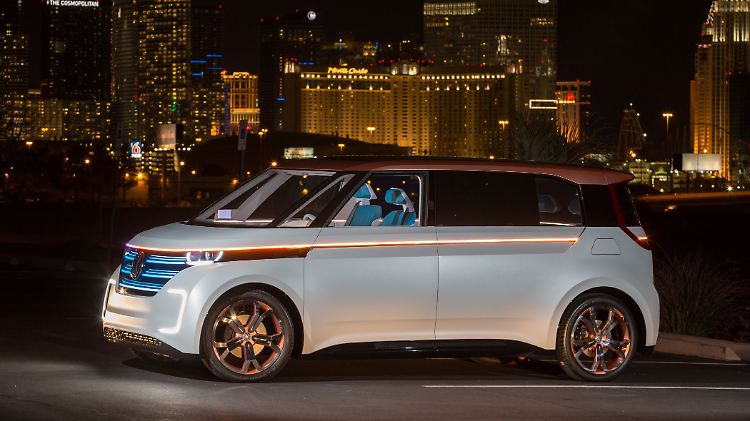 Der Budd_E strahlt als Showcar wie Las Vegas im Hintergrund.
