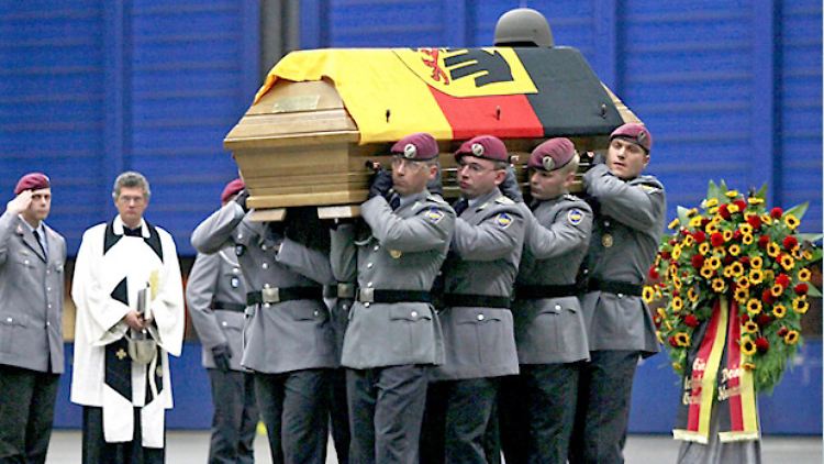 Eine Abordnung des Fallschirmjägerbataillons 313 aus Seedorf nimmt auf dem Luftwaffenstützpunkt Köln-Wahn den Sarg mit dem in Afghanistan gefallenen deutschen Soldaten in Empfang.