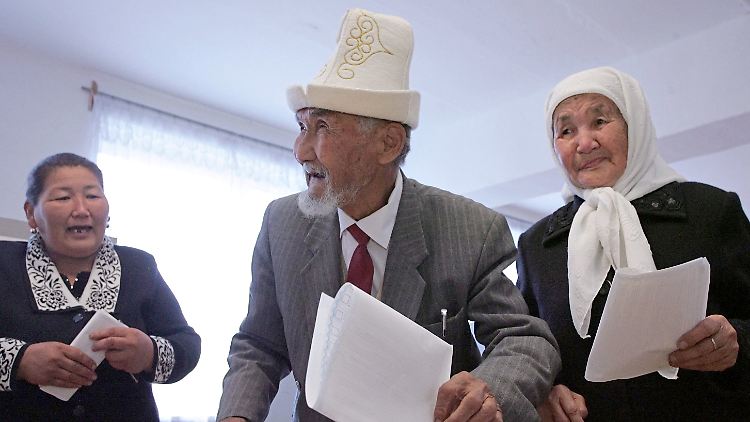 Kirgisen bei der Abstimmung in Bischkek.