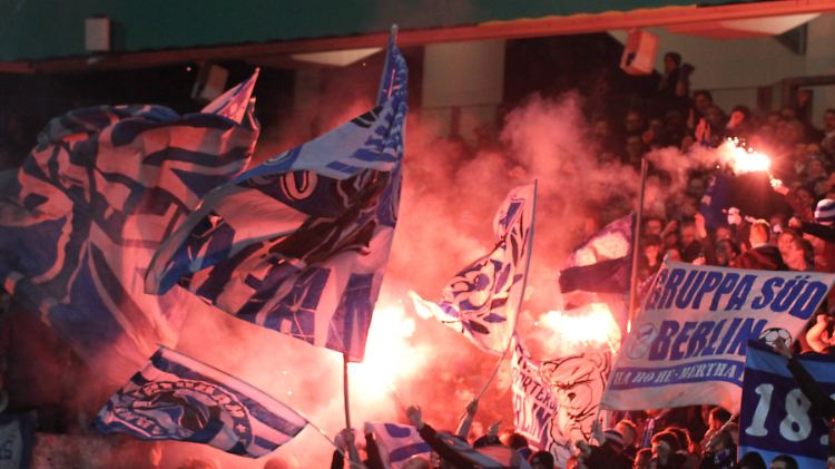 Weil Fans Pyrotechnik zündeten, muss Hertha BSC tief in die Tasche greifen.
