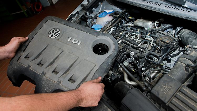 Hier wird ein 2,0-Liter-Motor in einem VW Touran umgerüstet.