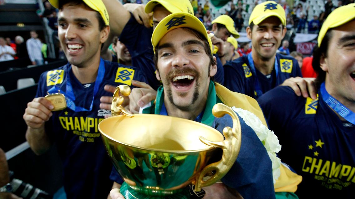 Hier feiert der Weltmeister: Brasiliens Volleyballer nach dem Endspielsieg gegen Kuba. Und Gilberto Godoy Filho darf den Pokal halten.