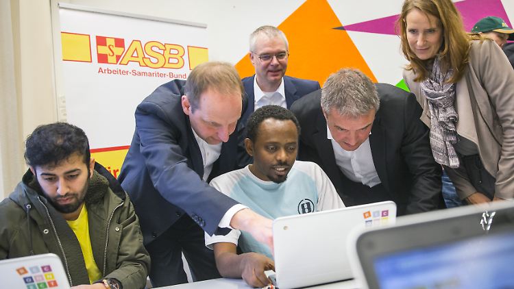 "Reconnect" in der Praxis: Berlins Justizsenator Thomas Heilmann (2.v.l.), Google-Manager Wieland Holfelder (M.), ASB-Geschäftsführer Ulrich Bauch (2.v.r.) und Gabriele Kotulla von der Telekom bei der Projektvorstellung in Berlin.
