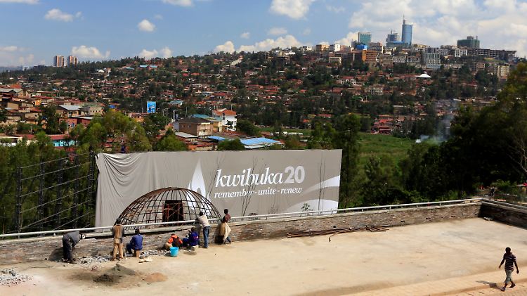 Junge Demokratie mit grausiger Vergangenheit: In Kigali erinnert unter anderem auch dieses Transparent an den Völkermord von 1994.