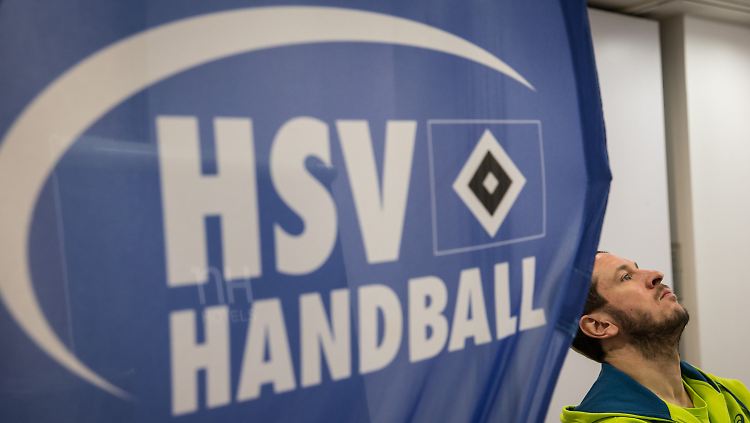Pascal Hens, damals noch Mannschaftskapitän der Handball-Bundesligamannschaft des HSV, bei einer Pressekonferenz vor Weihnachten.