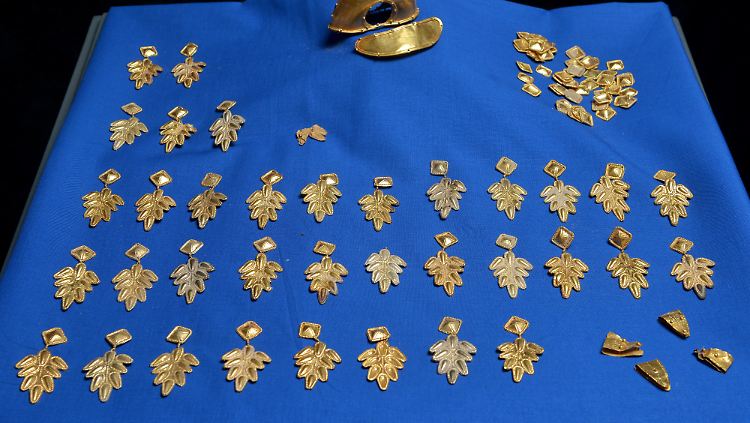 Goldene Schmuckstücke eines zeremoniellen Gewandes aus der Spätantike, die Teil des illegal in der Pfalz ausgegrabenen "Barbarenschatzes" sind.