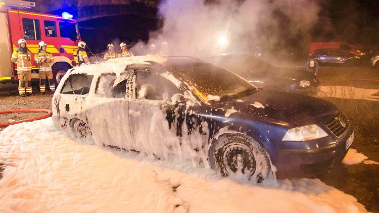 Die Autos wurden auf dem Parkplatz in Brand gesteckt, auf dem die Pegida-Anhänger üblicherweise parken.
