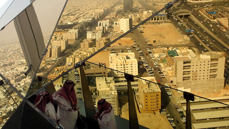 Zwei Drittel der Beschäftigten in Saudi-Arabien arbeiten im öffentlichen Dienst - fraglich ist, wie fit sie für die Privatwirtschaft sind.