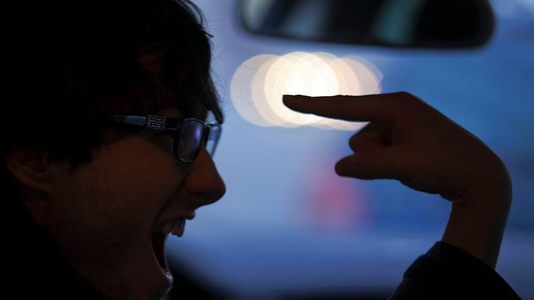 Wer anderen im Auto den "Vogel" zeigt muss mit einem empfindlichen Bußgeld rechnen.