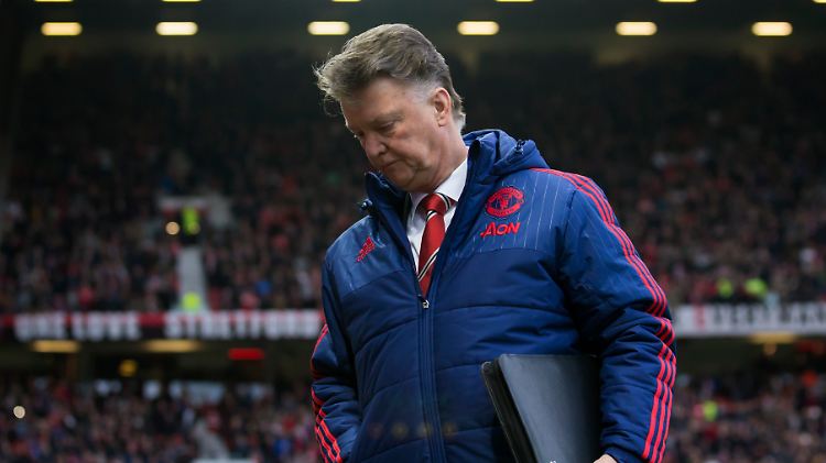 Nichts klappt bei Manchester United. Trainer Louis van Gaal will deswegen den Weg frei machen.