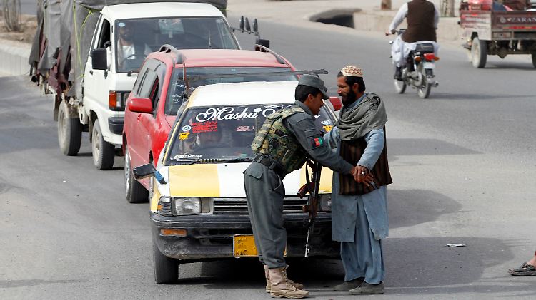 Die Polizei macht nach dem Attentat Kontrollen; unter anderem in Kandahar im Süden Afghanistans. 