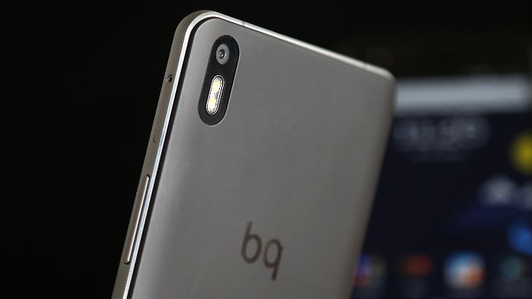 Das BQ Aquaris X5 hat einen Metallrahmen und einen Rücken aus Kunststoff.