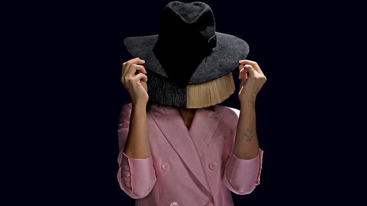 Sia will kein Star sein. Dabei ist sie längst schon einer - die Perücke kann sie sich sparen.