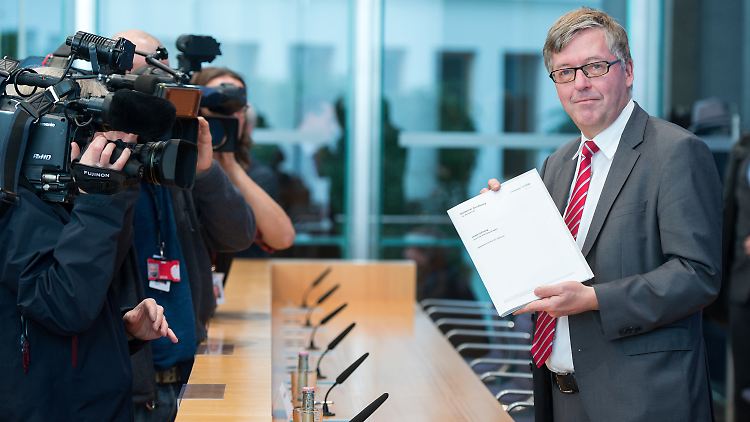 Hans-Peter Bartels bei der Vorstellung seines Jahresberichts 2015.