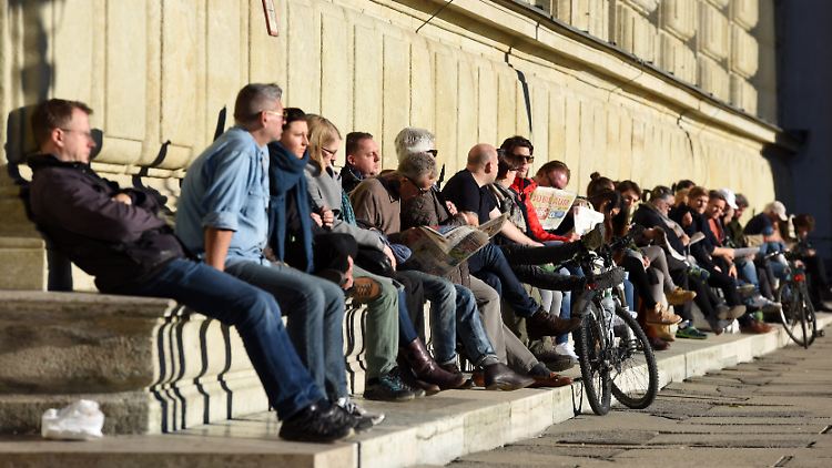 Nach dem Winter sind viele Menschen sonnenhungrig.