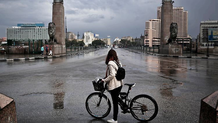 Die Kasr al-Nil Brücke führt geradewegs auf den Tahrir-Platz zu. Am Jahrestag herrscht dort bedrückende Leere.
