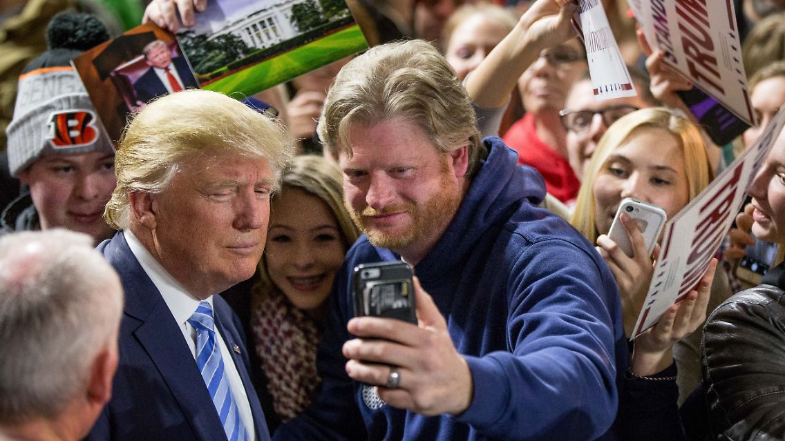 "Ich habe in Jersey City, in New Jersey beobachtet, wie Tausende und Tausende jubelten, als das Gebäude zusammenstürzte." Mit dieser Aussage wollte Trump sagen, dass Muslime in den USA nach den Anschlägen vom 11. September 2001 gejubelt haben. Beweise? Null.
