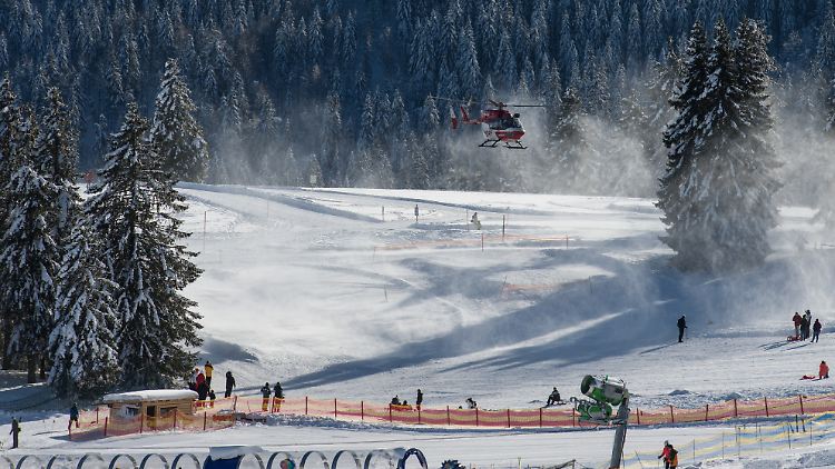 Ein Rettungshubschrauber der Deutschen Rettungsflugwacht startet  auf dem Feldberg.