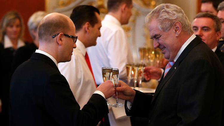 Anstoßen unter Feinden: Regierungschef Sobotka (l.) und Präsident Zeman