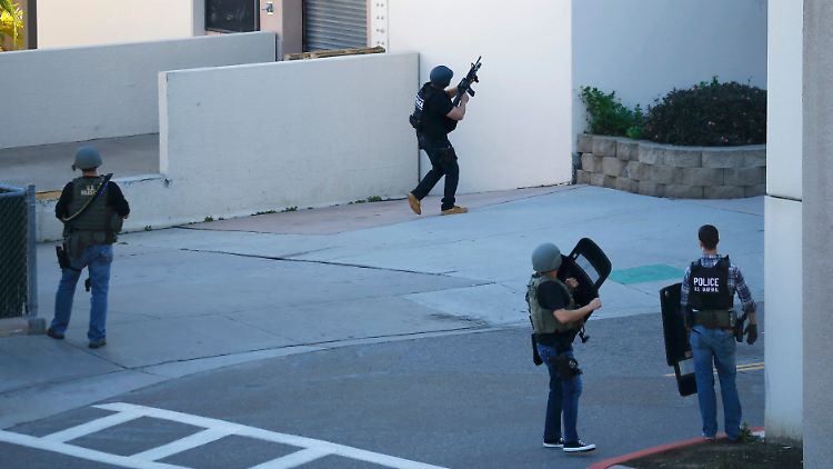 Routinemaßnahme bei Amokverdacht: Schwer bewaffnet rücken Sicherheitskräfte in San Diego vor.