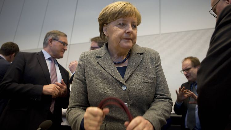 Angespannte Stimmung: Kanzlerin Merkel vor der Fraktionssitzung.