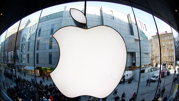 Das berühmte Apfel-Logo - hier spiegelverkehrt in einer Apple-Niederlassung in München.