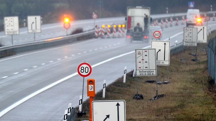 Bei der Sanierung von Autobahnen - im Bild zu sehen ist die A20 - sollen in Zukunft auch direkt Glasfaserkabel verlegt werden.