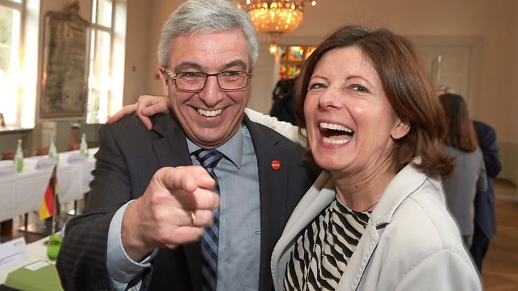 Roger Lewentz (l.) und Maly Dreyer scherzen vor Beginn einer gemeinsamen Kabinettssitzung von Rheinland-Pfalz und Nordrhein-Westfalen.