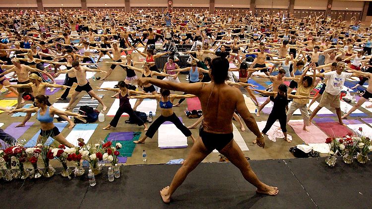 Bikram Choudry 2003 bei einer Yoga-Stunde.