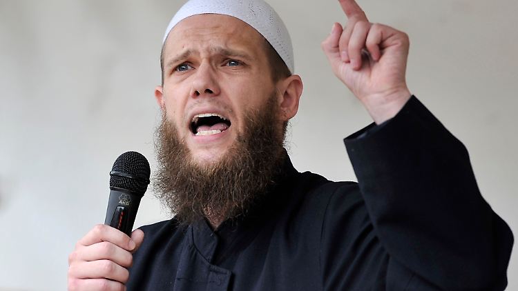 Der deutsche Salafistenprediger Sven Lau, alias Abu Adam, wird im Dezember verhaftet.